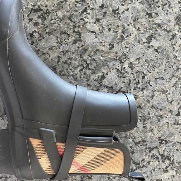 Burberry Black and Tan Winter Boots - Picture 4 of 5